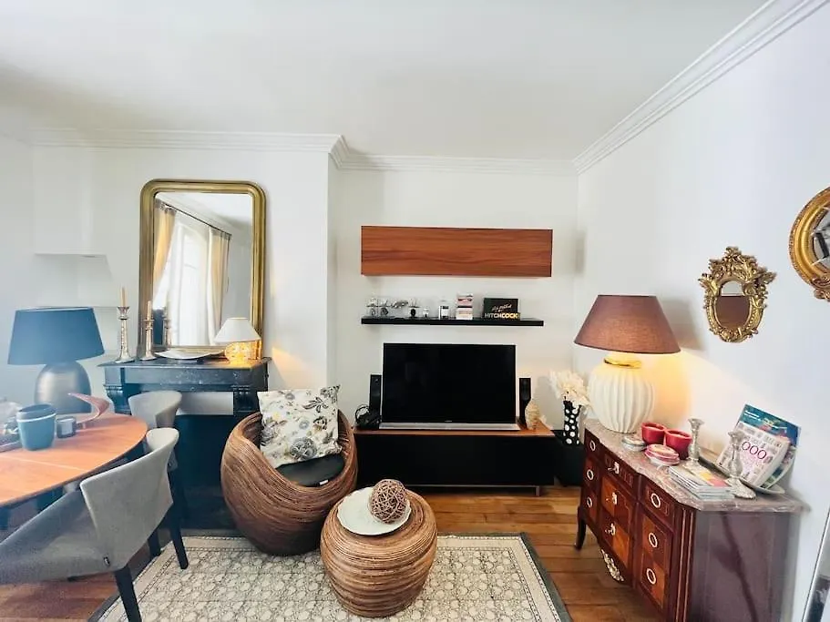 Beautiful & Central Near Champs-elysees Paris
