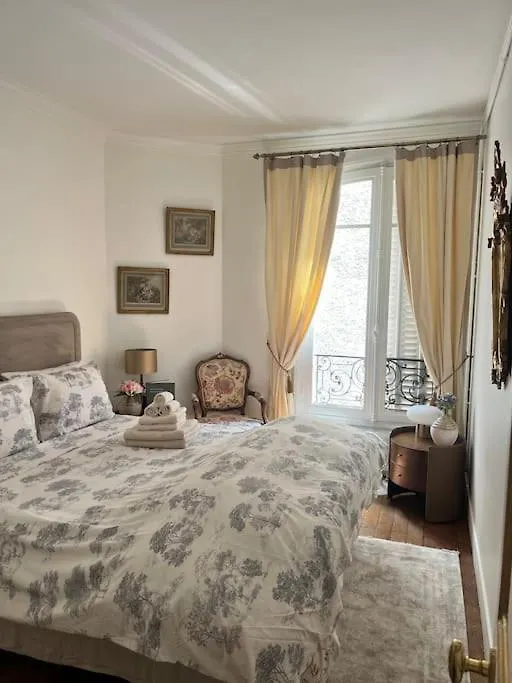 Beautiful & Central Near Champs-elysees Daire