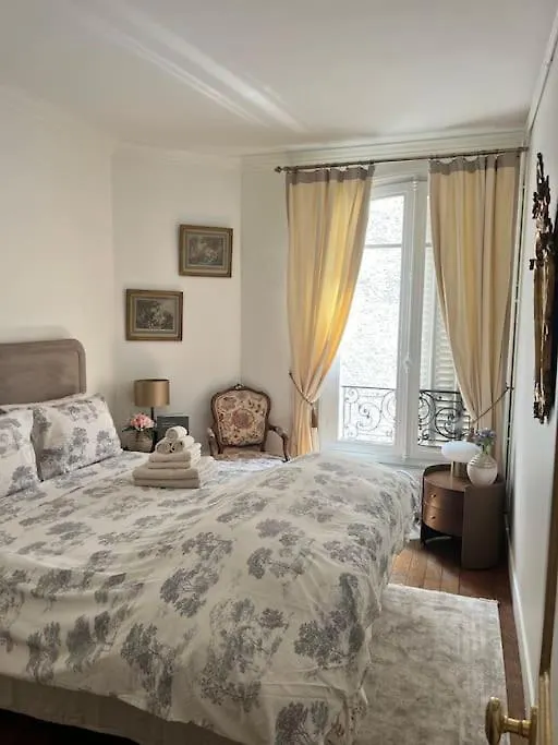 Beautiful & Central Near Champs-elysees Daire